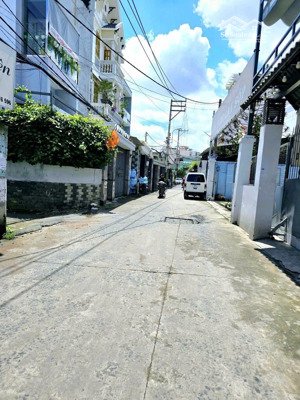 bán gấp nhà mặt tiền đông hưng thuận 6. dt 4,6m x 24m giá 6 tỷ 160 còn bớt