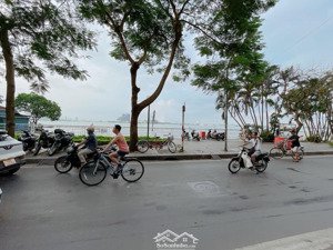 bán nhà mặt phố lạc long quân - cạnh lotte - vị trí rất đẹp - khu trung tâm - kd sầm uất - hè rộng.