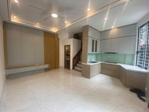 căn góc - thanh am - 5 tầng 32m2 -mặt tiền gần 5m - thoáng sáng - giá 5.6 tỷ - lh ngay 