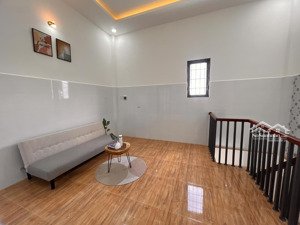 nhà mới xây tmc- mỹ tho,sân đậu oto, cách cầu quay 5phút chạy xe, cách đường nhựa 30m, vào ở liền