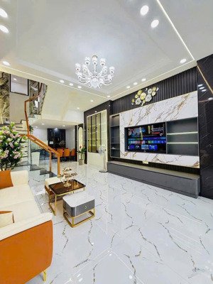 sát mặt tiền quang trung ô tô trong nhà . nhà siêu đẹp . lh/ điệp 