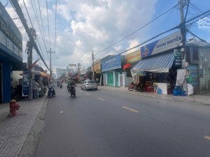 - bán nhà mặt tiền đường lê văn lương. diện tích: 165m2. giá: 16ty8. liên hệ: mr xuất