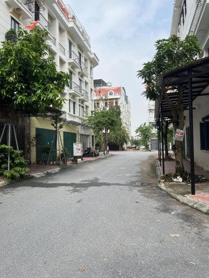 duy nhất 1 căn liền kề phú lương dt 80m 5 tầng xây thô mt 5m giá tốt