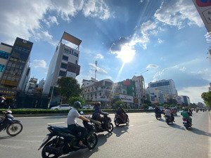 bán nhà mặt tiền cộng hòa, p.13, q.tân bình. dt: 7x33m, cấp 4, có hẻm hậu 8m, gpxd: hầm 7 lầu