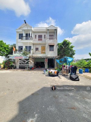 bán nhà 1 trệt 2 lầu ngang 6,8m, sân ô tô, 2 phòng ngủ, gần vincom 1,5km, p.tân đông hiệp, dĩ an