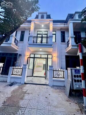 Bán nhà phố liền kề SHR giá chỉ 1ty6 cách chợ bà tri 800m