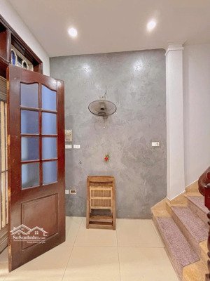 nhà đẹp thoáng sáng, ngõ thông rộng gần phố, dân xây kcbt, sổ vuông đẹp.dt 20m 5t mt 3,3m giá 5,2ty