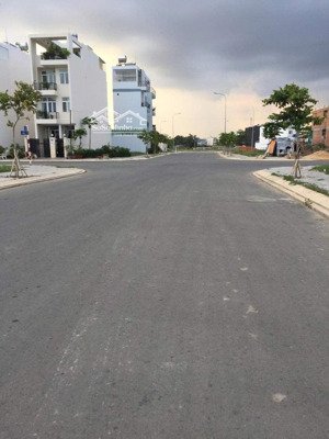 hàng ngộp ra gấp lô 100m2 giá 1ty449, gần bến xe quận 8, shr, thổ cư 100%, lh 