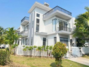 bán gấp 2,4tỷ biệt thự 8*14=112m2(1 trệt 2lầu)view sông vàm cỏ đông,shr,ngay thị trấn bến lức