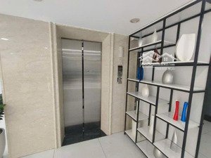 thang máy lên tầng 8, gara oto 4 chỗ. sát phố hàm nghi. dt 36m2x8t, mt 3.5m. siêu hiếm tầm tiền.