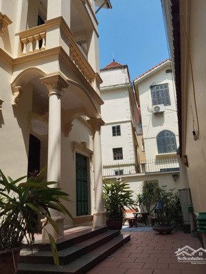 chủ nhà cần bán gấp biệt thự 270m2 x 3.5 tầng x120m2/tầng, rất yên tĩnh thích hợp cho tây thuê ở.