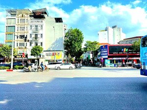 mặt phố ngô gia tự,vỉa hè,kinh doanh sầm uất.