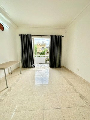 căn hộ 40m3 có máy lạnh và bancolny rộng view cây xanh mát