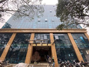 cho thuê tòa nhà mặt phố lê văn lương.dt :250 m * 8 tầng + 1 hầm . mt : 16 m . thông sàn ,thang máy