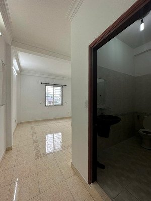 cho thuê phòng rộng cửa sổ thoáng đón nắng wc riêng chu văn an