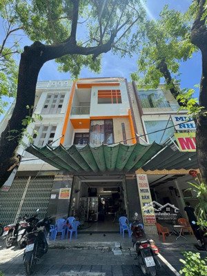 bán gấp nhà 4 tầng đường kinh doanh buôn bán, sát biển, đủ công năng, giá thương lượng