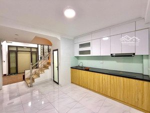 muốn bán gấp nhà vương thừa vũ 32m 4t nội thất đầy đủ, nhà mới ở ngay, ngõ trước nhà 2,5m