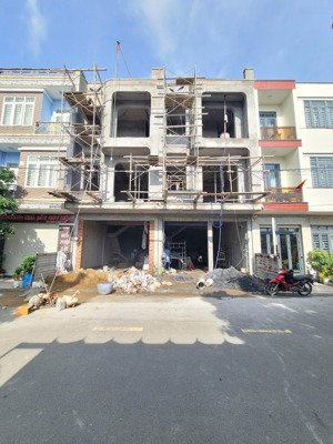 bán 2 căn nhà full nội thất gần trung tân y tế dĩ an