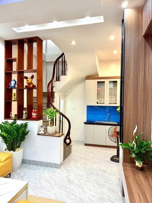 nhà đẹp khương trung ở ngay, ngõ thông rộng, tặng full nội thất gần chợ, trường, bãi gửi ô tô