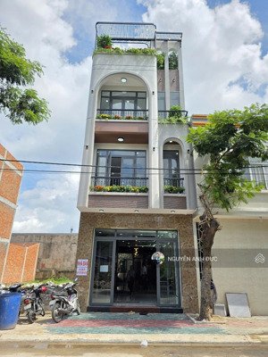 siêu phẩm nhà cực đẹp kdc đại ngàn- xem là mê- đẹp- full nội thất chỉ 6.9 tỉ vào ở liền. đẳng cấp