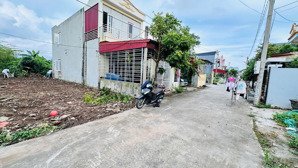 - đón sóng tân thành - ngay đầu ngõ 125 tân thành - chưa qua ngã tư. - diện tích 120m2- ngang 6m
-