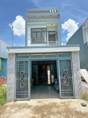 chính chủ cần bán nhà trệt lầu. tần bình, dĩ an. đường 5m thông, 3pn, 2wc. dt 106m. gần chợ, trường