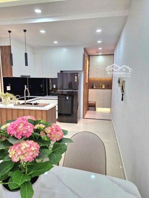 chính chủ cho thuê cc sky garden q.7 pmh 3pn 2wc ful nt ở ngay giá 25tr tl lh thanh ng