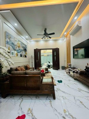 bán nhà phố trường chinh- đống đa- nhà cực đẹp 82m2- thang máy- ngõ thông- ô tô đỗ cửa- sổ nở hậu