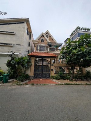 bán biệt thự cao cấp mt nguyễn văn hưởng , thảo điền, q2 giá cực tốt, vị trí cực đẹp