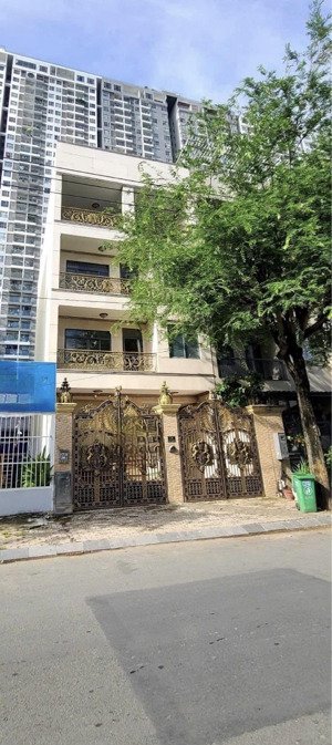cho thuê biệt thự 1 hầm 1 trệt 3 lầu 7x20m mặt tiền đường phường phú thuận quận 7