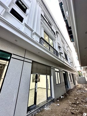 dãy nhà xây mới phố văn cao - oto đỗ cửa, cách mặt đường chỉ đúng 10m