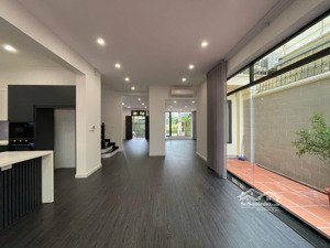 bán biệt thự ciputra mặt đường 30m vỉa hè rộng, vị trí rất đẹp, gần hồ tây, sông hồng và lotte mall