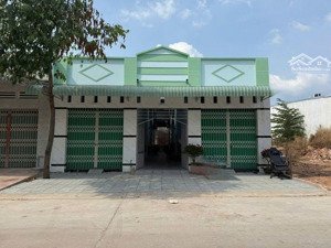 cần bán dãy trọ ngay đường dl15 diện tích 300m2 gồm 2 kiot 8 phòng thu nhập 15triệu/tháng sổ sẵn