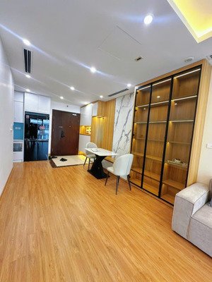 chính chủ bán căn 2pn tại ha noi center point, full nội thất, hướng đb. lh mtg)