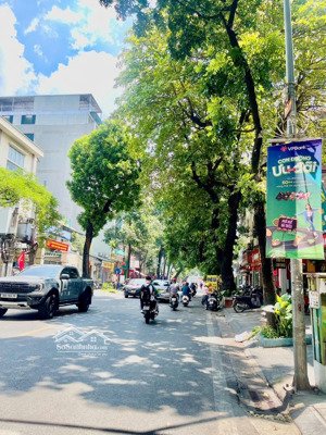 hàng hiếm - một nhà ra phố - mặt tiền 8m - 5 tầng thang máy - nhỉnh 10 tỷ nhà mới ở ngay - lò đúc