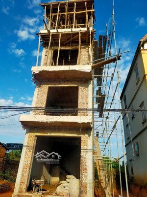 nhà mặt phố xe bus chánh + kính doanh mọi mặt hàng, 50m2 , 4 tầng , tầng 2 phòng ngủ đầy đủ công.