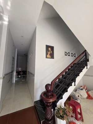 chính chủ cần bán căn nhà mặt tiền cách lê văn việt 100m. nhà 3 lầu 5pn 3wc dt 140m2 sổ hồng riêng