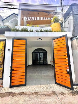 cần bán nhà ngay chợ nhỏ 26 hẻm 179, sổ hồng riêng hoàn công đầy đủ. công chứng ngay