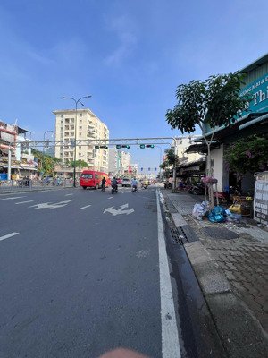 bán nhà mặt tiền dương quảng hàm p5 gò vấp, dt: 4x22m, 1 trệt 2 lầu, giá 18 tỷ thương lượng