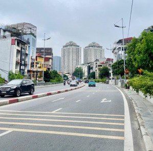 nhà đẹp-dân xây-mặt ngõ thẳng-gần ô tô tránh- full nội thất-an cư đỉnh- đầu tư-khai thác-tây hồ