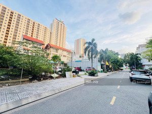 mặt tiền quốc hương, thảo điền. dt: 23 x 25m (535m2). xd hầm + 7 tầng. tách được 3 lô. giá: 123 tỷ