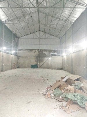 kho .cự khối .150m 12 triêu lh . (zl) cho thuê kho xưởng đường xuân khôi
