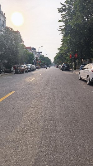 bán gấp mảnh đất kinh doanh tại mặt phố nguyễn khiêm ích, trâu quỳ gia lâm. gần ngay quận ủy mới.