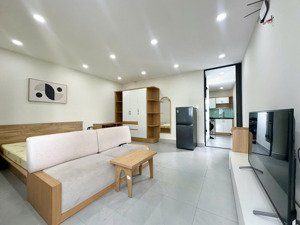 cho thuê penhouse sân vườn 55m2 tách bếp| gần chợ nguyễn văn trỗi & cầu lê văn sỹ q3 , hẻm xe hơi