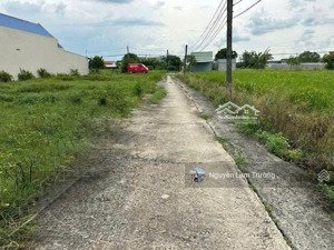 còn 4 lô đất ở thị trấn cần giuộc long an, diện tích 110m2. sổ hồng riêng