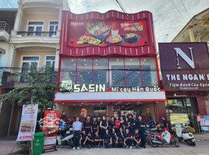 hot! cho thuê nhà mặt phố trung hoà 150m2 x 4 tầng, mặt tiền 6m, giá 120 triệu, phố nhà hàng