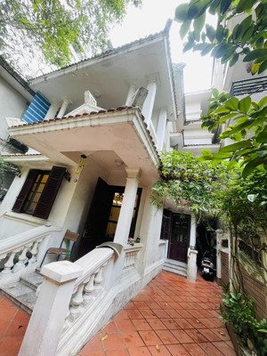 bán nhà biệt thự sân vườn 10m ra hồ tây, 180m2 mặt tiền: 7.8m an ninh tốt trong lành, giá: 68.6 tỷ