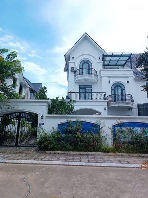 cho thuê biệt thự kđt mỹ đình 2. dt 200m, xd 80m, 3 tầng.mt 10m, giá 35 triệu/tháng