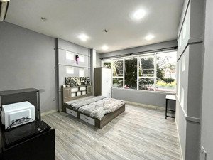 phòng cửa sổ trời mặt tiền đường gần đh kinh tế