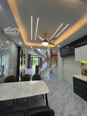 bán nhà cầu giấy, 10m ô tô, sát phố, nội thất xịn sò, 33m2, 8 tỷ.